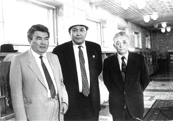 Жазуучу коомдук-саясий турмушка активтүү катышып 1990-жылы легендарлуу парламенттин депутаты болуп шайланган - Sputnik Кыргызстан