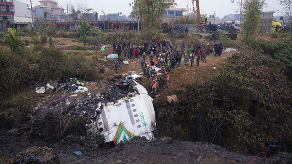 Спасатели работают на месте крушения пассажирского самолета в Покхаре, Непал - Sputnik Кыргызстан