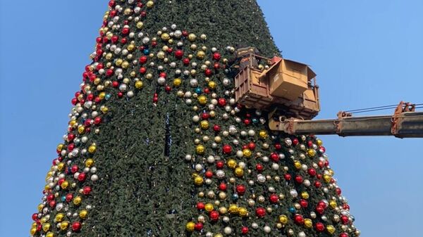 Демонтаж новогодней елка на площади Ала-Тоо в Бишкеке - Sputnik Кыргызстан
