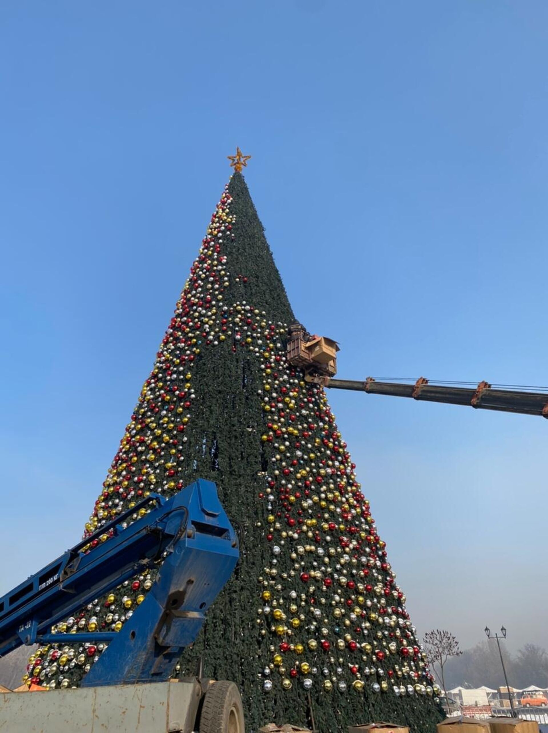 Демонтаж новогодней елка на площади Ала-Тоо в Бишкеке - Sputnik Кыргызстан, 1920, 16.01.2023