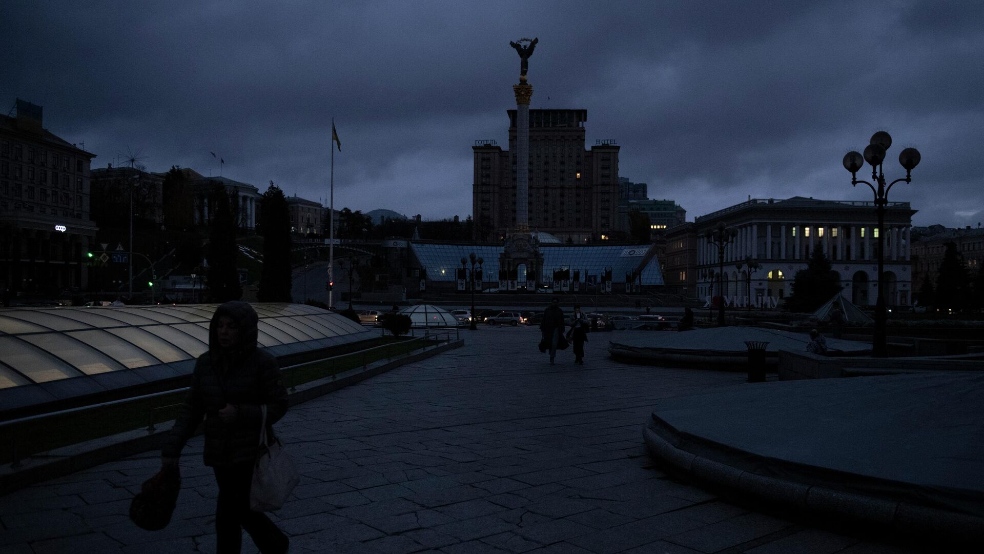Люди идут по площади Независимости в сумерках в Киеве, Украина. Архивное фото - Sputnik Кыргызстан, 1920, 17.01.2023