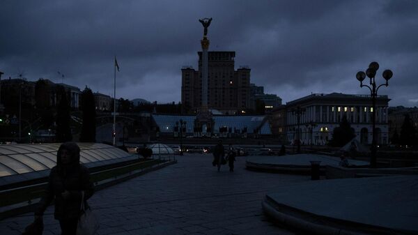 Люди идут по площади Независимости в сумерках в Киеве, Украина. Архивное фото - Sputnik Кыргызстан