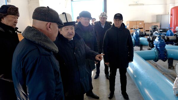 Министрлер кабинетинин башчысы Озгур айылындагы насостук станциянын иши менен таанышты - Sputnik Кыргызстан