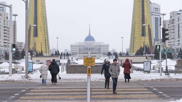 Астананын борборунда бараткан адамдар. Архив - Sputnik Кыргызстан