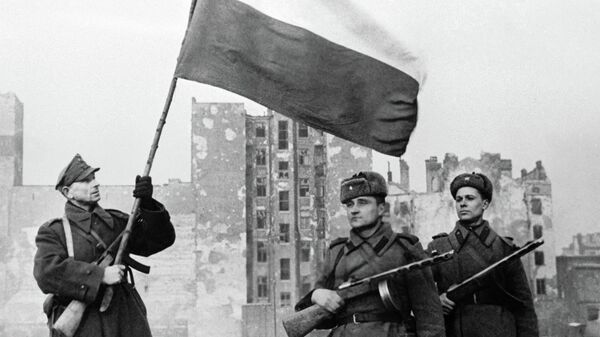 Варшавадагы Совет аскерлери. 1945 жыл - Sputnik Кыргызстан
