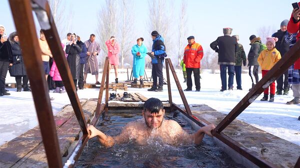 Крещенские купания под Бишкеком — атмосферное видео - Sputnik Кыргызстан