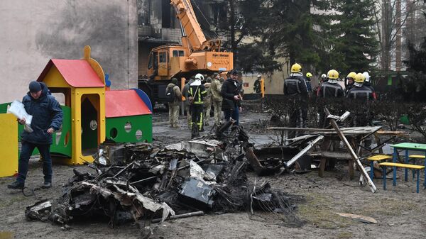 Военные и пожарные на месте крушения вертолета возле детского сада под Киевом - Sputnik Кыргызстан