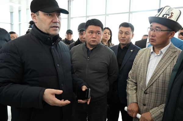 Президент Садыр Жапаров бүгүн, 20-январда, &quot;Ысык-Көл&quot; жана &quot;Каракол&quot; эл аралык аэропортторун модернизациялоо долбоорлору менен таанышты - Sputnik Кыргызстан