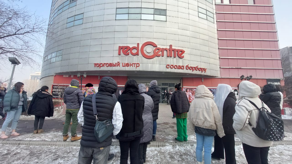 Бишкек шаарында жайгашкан Red centre соода борборуна бомба коюлду деген маалымат түшүп, андагылар эвакуацияланууда - Sputnik Кыргызстан