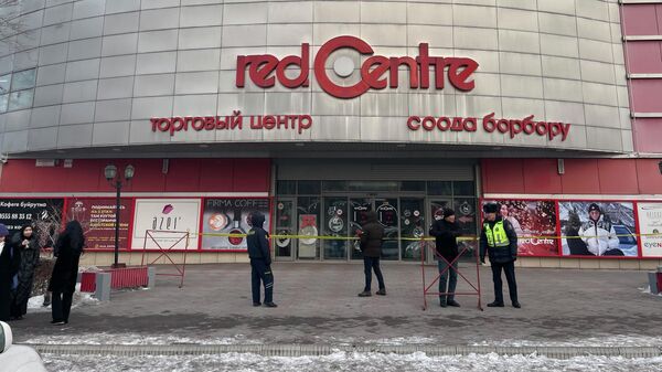 Эвакуация людей из торгового центра Red Centre в Бишкеке - Sputnik Кыргызстан