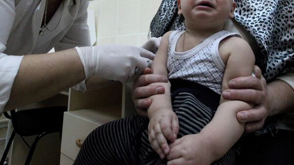 Медсестра делает ребенку прививку от кори и других инфекций. Архивное фото - Sputnik Кыргызстан