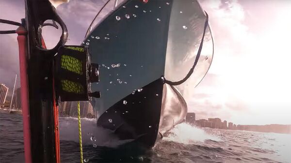 Кудай сактады! Суу астындагы балыкчы кайык менен кагылыша жаздаган видео - Sputnik Кыргызстан