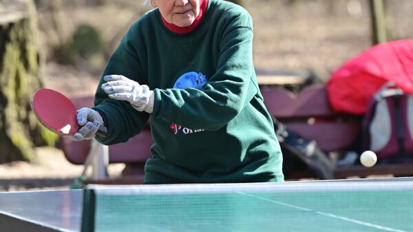 Пожилая женщина играет в настольный теннис. Архивное фото - Sputnik Кыргызстан