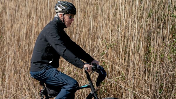 Президент США Джо Байден едет на велосипеде. Архивное фото - Sputnik Кыргызстан