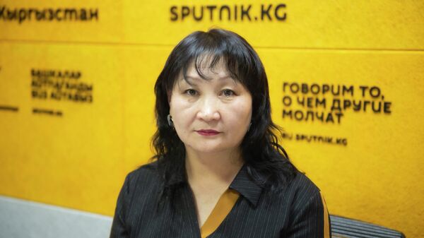 Ведущий специалист отдела школьной образовательной политики и книгоиздания МОиН Айнура Кусеинова - Sputnik Кыргызстан