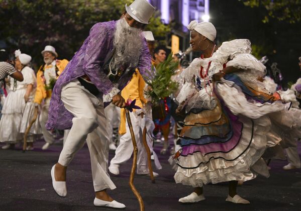 Танцоры выступают на параде - Sputnik Кыргызстан