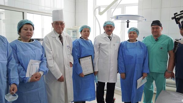 Кыргыз Республикасынын эмгек сиңирген дарыгери 15 миңден ашык операция жасаган. 84 жаштагы нейрохирург азыркыга чейин бейтаптарды кабыл алат - Sputnik Кыргызстан