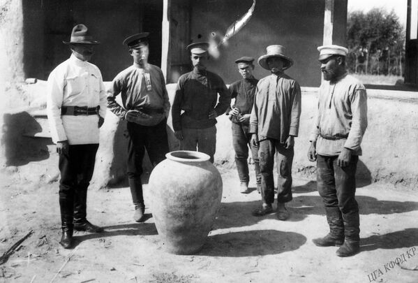 Пишпектин тегерегинде жүргүзүлгөн археология изилдөөдө табылган жыгач ваза. 1911-жыл - Sputnik Кыргызстан