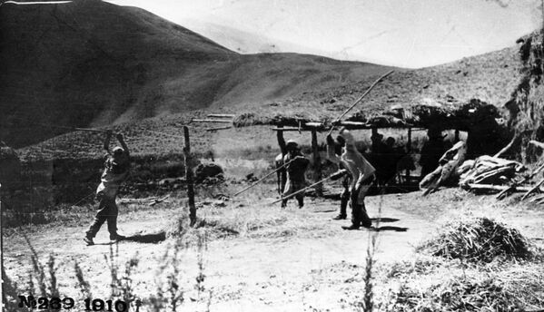 Күрүчтү бастырып жаткан учур. Пишпек уезди, 1910-жыл - Sputnik Кыргызстан