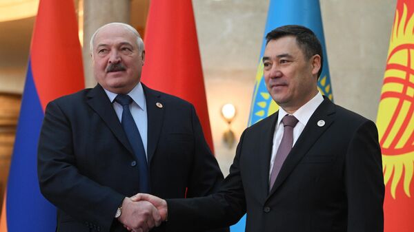 Президент Кыргызстана Садыр Жапаров и глава Белоруссии Александр Лукашенко. Архивное фото - Sputnik Кыргызстан