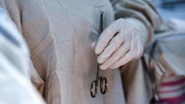 Хирург держит зажим во время операции. Архивное фото - Sputnik Кыргызстан