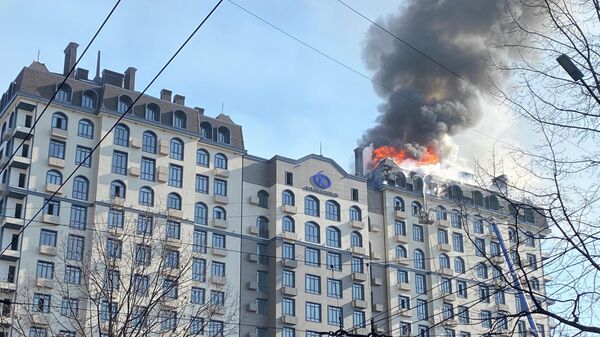 Пожар на крыше многоэтажного дома в Бишкеке - Sputnik Кыргызстан