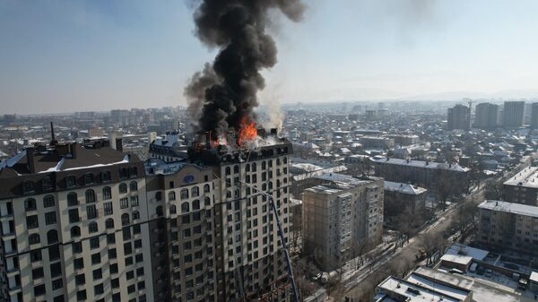 Пожар на крыше многоэтажного дома в Бишкеке - Sputnik Кыргызстан