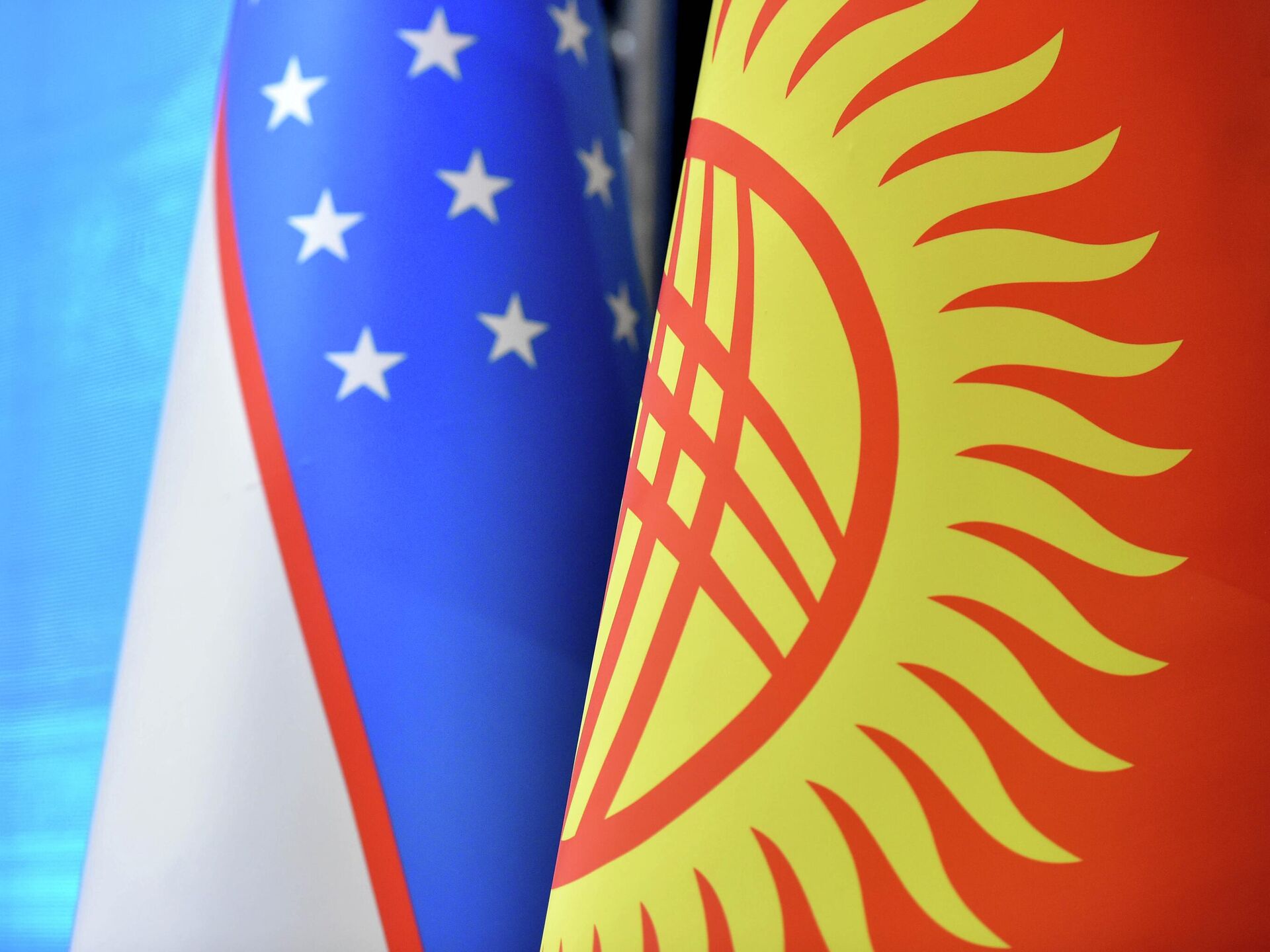 Узбекистан кыргызстан россия. Qirg'iziston. Флаг Киргизии. Кыргызстан Узбекистан. Флаг Киргизии и Узбекистана.