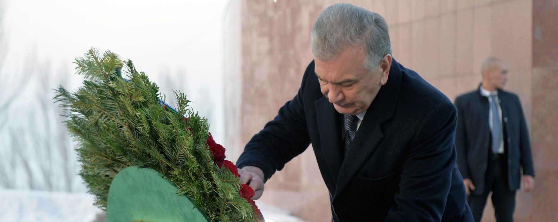 Президент Узбекистана посетил мемориальный комплекс Ата-Бейит - Sputnik Кыргызстан, 1920, 26.01.2023