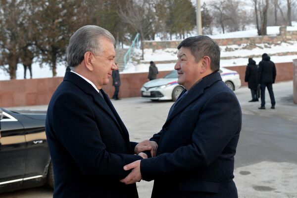 Сопровождал Мирзиёева председатель кабинета министров Кыргызстана Акылбек Жапаров - Sputnik Кыргызстан