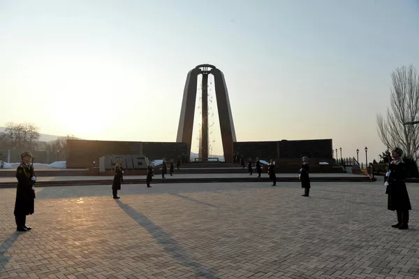 Президент Узбекистана Шавкат Мирзиёев посетил мемориальный комплекс &quot;Ата-Бейит&quot; - Sputnik Кыргызстан