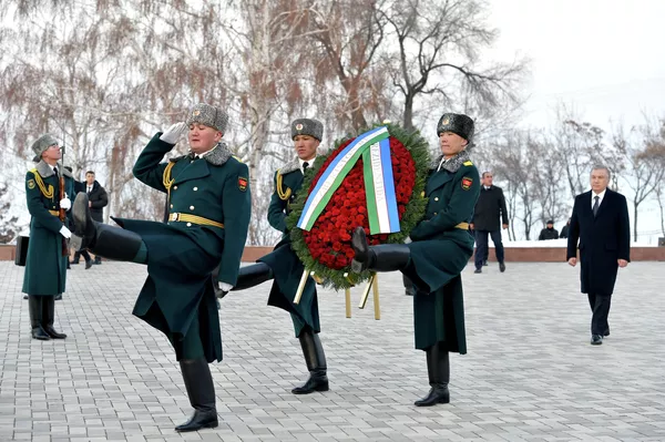 Президент Узбекистана возложил венок к памятнику жертвам трагических событий 1916 года - Sputnik Кыргызстан