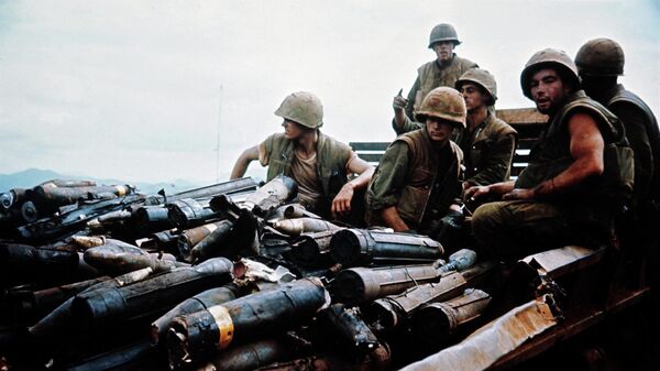Американские солдаты перевозят боеприпасы в грузовике во Вьетнаме. 1967 год - Sputnik Кыргызстан