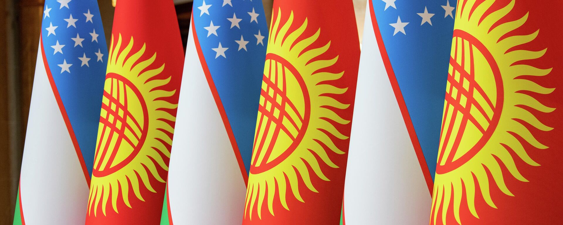 Флаги Кыргызстана и Узбекистана во время официального визита президента Узбекистана в КР - Sputnik Кыргызстан, 1920, 27.01.2023