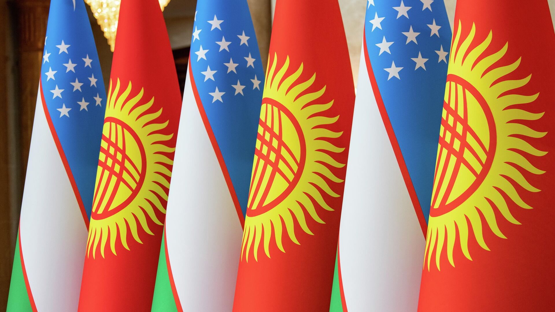 Флаги Кыргызстана и Узбекистана во время официального визита президента Узбекистана в КР - Sputnik Кыргызстан, 1920, 27.01.2023