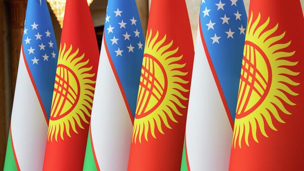 Флаги Кыргызстана и Узбекистана во время официального визита президента Узбекистана в КР - Sputnik Кыргызстан