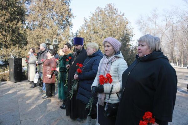 В рамках мероприятия участники митинга возложили венки к памятнику и почтили минутой молчания память погибших - Sputnik Кыргызстан