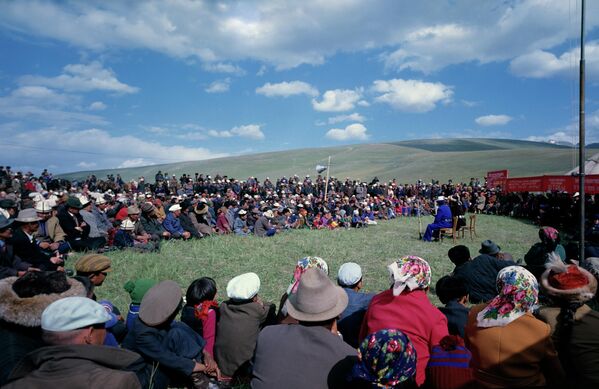 Төрт түлүк мал баккан чабандарга концерт койгон маданият өкүлдөрү, аларга көз салган карапайым эл. 1982-жыл - Sputnik Кыргызстан