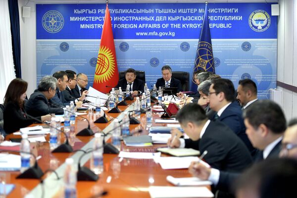 Глава кабмина Акылбек Жапаров принял участие в заседании коллегии Министерства иностранных дел и обратил внимание на значимость продвижения вопросов экономической дипломатии - Sputnik Кыргызстан