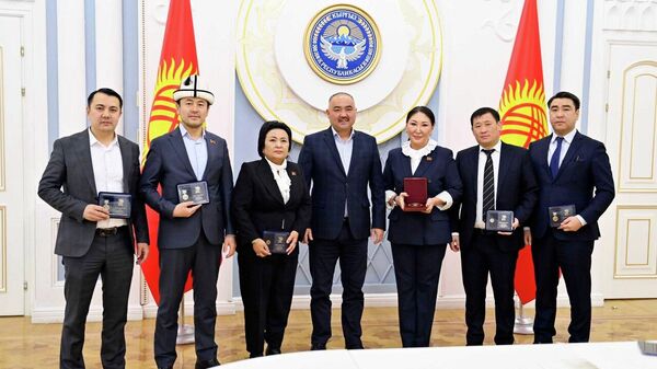 Вручение ряду депутатов ЖК медалей и памятных знаков Межпарламентской ассамблеи СНГ - Sputnik Кыргызстан