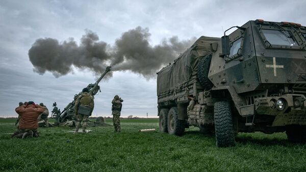 Украинские военные стреляют из американской 155-мм гаубицы. Архивное фото - Sputnik Кыргызстан