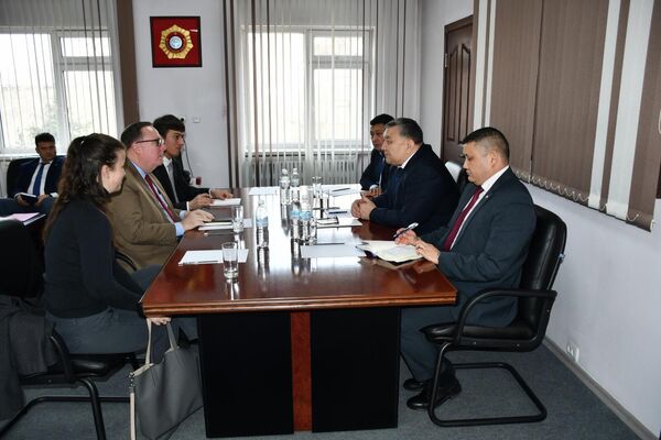 Секретарь Совета безопасности КР Марат Иманкулов переговорил с послом США Лесли Вигери - Sputnik Кыргызстан