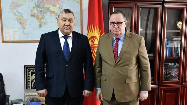 Секретарь совета безопасности Марат Иманкулов встретился с послом США в КР Лесли Вигери - Sputnik Кыргызстан