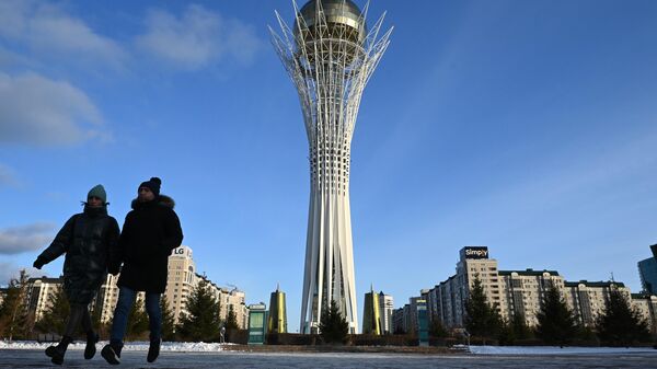 Люди гуляют у монумента Астана-Байтерек на бульваре Нуржол в Астане. Архивное фото - Sputnik Кыргызстан