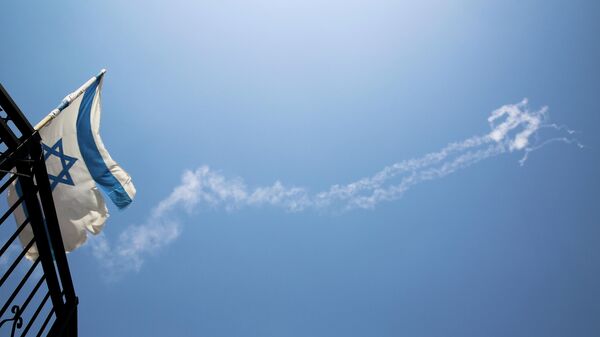 Израилдин асманында ракетанын издери көрүнүп турат. Архив - Sputnik Кыргызстан