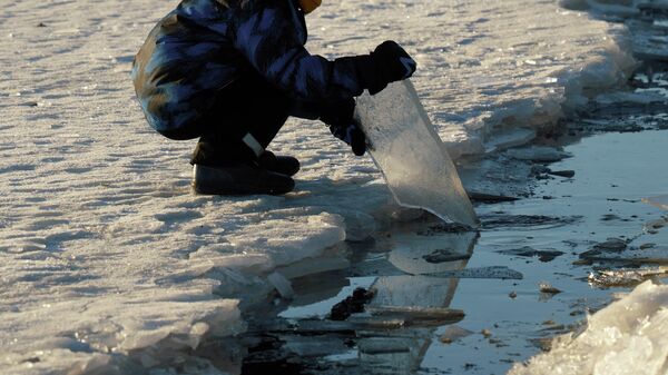 Мальчик на льду. Архивное фото - Sputnik Кыргызстан