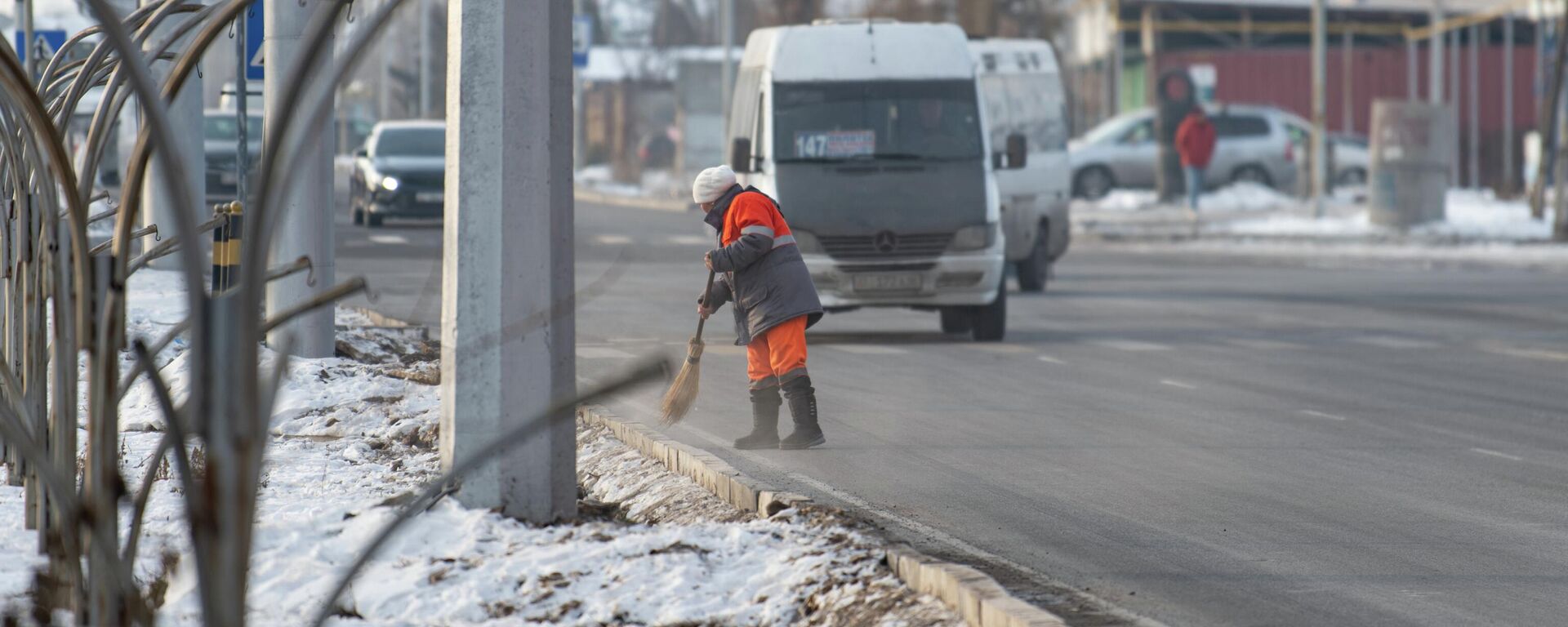 Сотрудница МП Тазалык во время уборки на дороге в Бишкеке.  - Sputnik Кыргызстан, 1920, 05.02.2023