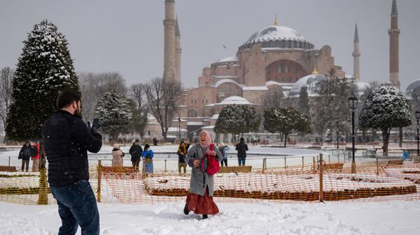 Люди стоят на заснеженной площади возле собора Святой Софии в Стамбуле. Архивное фото - Sputnik Кыргызстан