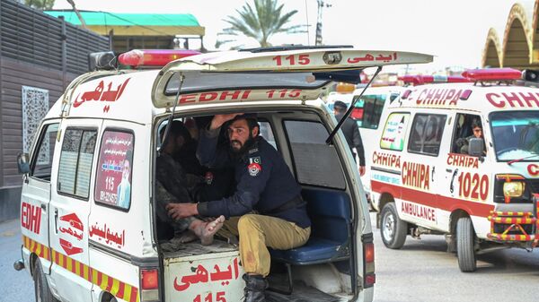 Машины скорой помощи вывозят пострадавших при теракте в пакистанской мечети в Пешаваре - Sputnik Кыргызстан
