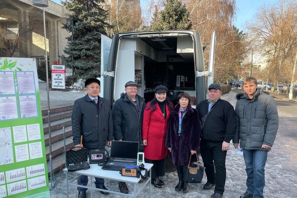 В Бишкеке презентовали передвижную лабораторию для мониторинга экологической ситуации и технического состояния транспортных средств - Sputnik Кыргызстан